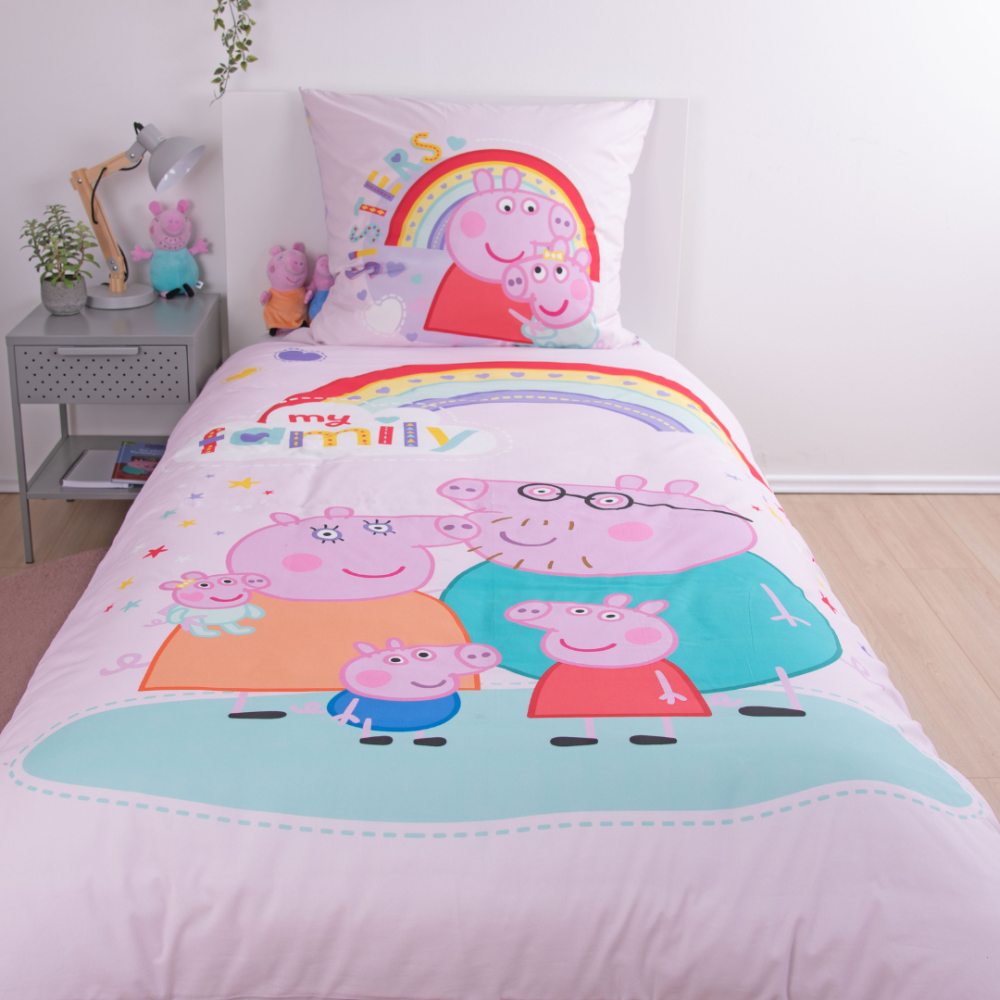 Patalynės komplektas „Peppa Pig“. Vaikiška patalynė, 135x200 cm. Pastelinis dizainas su peppa pig personažais, spalvingomis širdelėmis ir žvaigždutėmis. Patalynės komplektas „Peppa Pig“. Vaikiška patalynė, 135x200 cm. Pastelinis dizainas su peppa pig personažais, spalvingomis širdelėmis ir žvaigždutėmis.