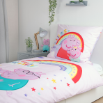 Patalynės komplektas „Peppa Pig“. Vaikiška patalynė, 135x200 cm. Violetinis patalynės komplektas su vaivorykštėmis, širdelėmis ir spalvingu „family“ raštu. Patalynės komplektas „Peppa Pig“. Vaikiška patalynė, 135x200 cm. Violetinis patalynės komplektas su vaivorykštėmis, širdelėmis ir spalvingu „family“ raštu.
