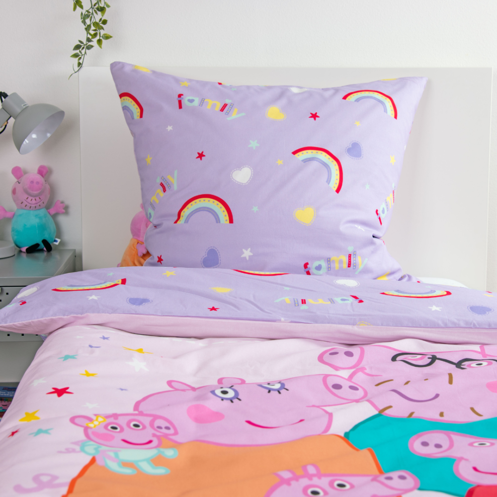 Patalynės komplektas „Peppa Pig“. Vaikiška patalynė, 135x200 cm. Šviesiai rausvas dizainas su peppa pig šeima ir pasteline vaivorykšte. Patalynės komplektas „Peppa Pig“. Vaikiška patalynė, 135x200 cm. Šviesiai rausvas dizainas su peppa pig šeima ir pasteline vaivorykšte.
