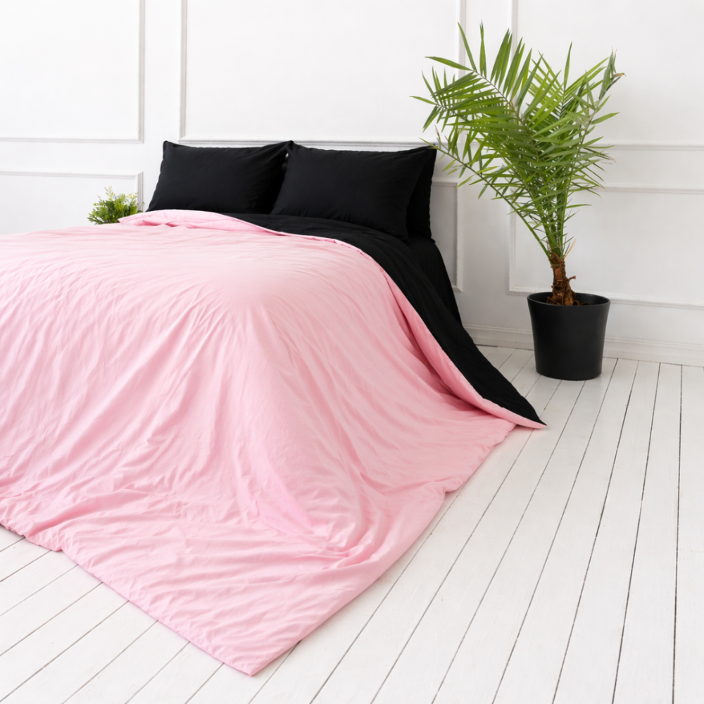 Patalynės komplektas „Pink Panther“. Rožinė patalynė, 140x200 cm, 150x200 cm, 160x200 cm, 180x200 cm, 200x200 cm, 200x220 cm, 220x240 cm. Elegantiškas dvipusis patalynės komplektas juodos ir pastel rožinės spalvos.