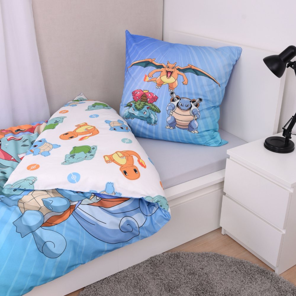Patalynės komplektas „Pokemon“. Vaikiška patalynė, 135x200 cm. Dvipusis žydras patalynės komplektas su pokémon personažais ir smulkiu raštu baltame fone. Patalynės komplektas „Pokemon“. Vaikiška patalynė, 135x200 cm. Dvipusis žydras patalynės komplektas su pokémon personažais ir smulkiu raštu baltame fone.