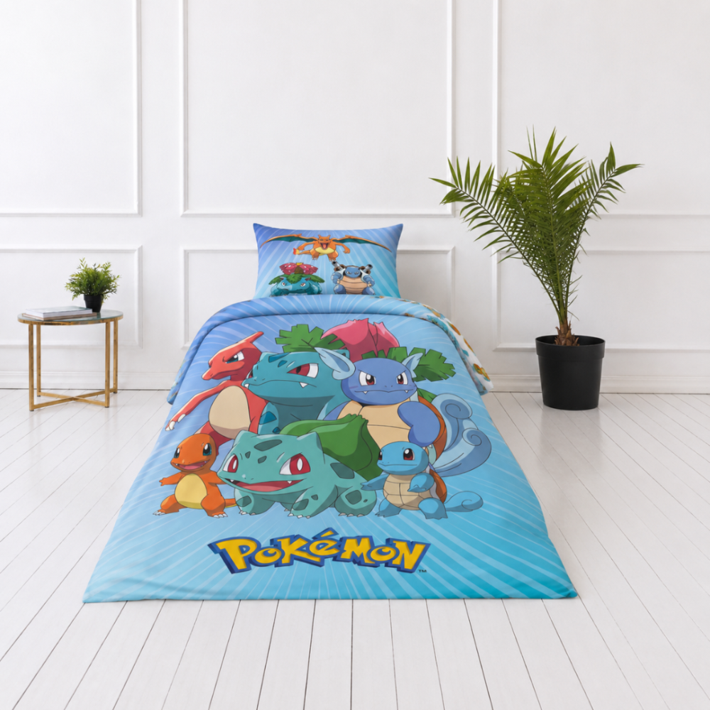 Patalynės komplektas „Pokemon“. Medvilninė patalynė, 135x200 cm. Dvipusis žydras patalynės komplektas su pokémon personažais ir smulkiu raštu baltame fone. Patalynės komplektas „Pokemon“. Medvilninė patalynė, 135x200 cm. Dvipusis žydras patalynės komplektas su pokémon personažais ir smulkiu raštu baltame fone.