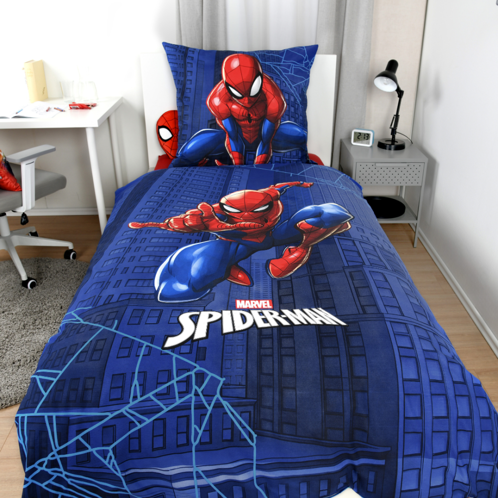 Patalynės komplektas „Spiderman“. Vaikiška patalynė, 135x200 cm. Šviesiai mėlynas patalynės raštas su pasikartojančiais raudonais žmogaus-voro motyvais