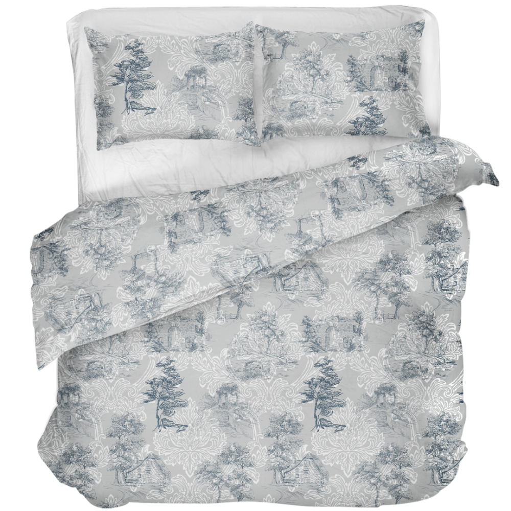 Patalynės komplektas „Toile De Jouy Classic“. Patalynės komplektai 140x200, 140x200 cm, 200x200 cm, 200x220 cm. Patalynės komplektas su klasikiniu mėlynos spalvos peizažiniu raštu pilkame fone.
