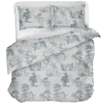 Patalynės komplektas „Toile De Jouy Classic“. Patalynės komplektai 140x200, 140x200 cm, 200x200 cm, 200x220 cm. Patalynės komplektas su klasikiniu mėlynos spalvos peizažiniu raštu pilkame fone.