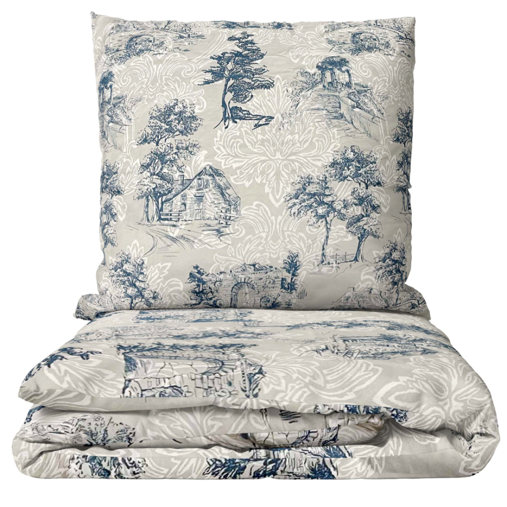 Patalynės komplektas „Toile De Jouy Classic“. Patalynės komplektai 140x200, 140x200 cm, 200x200 cm, 200x220 cm. Patalynės komplektas su klasikiniu mėlynos spalvos peizažiniu raštu pilkame fone.