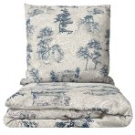 Patalynės komplektas „Toile De Jouy Classic“. Patalynės komplektai 140x200, 140x200 cm, 200x200 cm, 200x220 cm. Patalynės komplektas su klasikiniu mėlynos spalvos peizažiniu raštu pilkame fone.