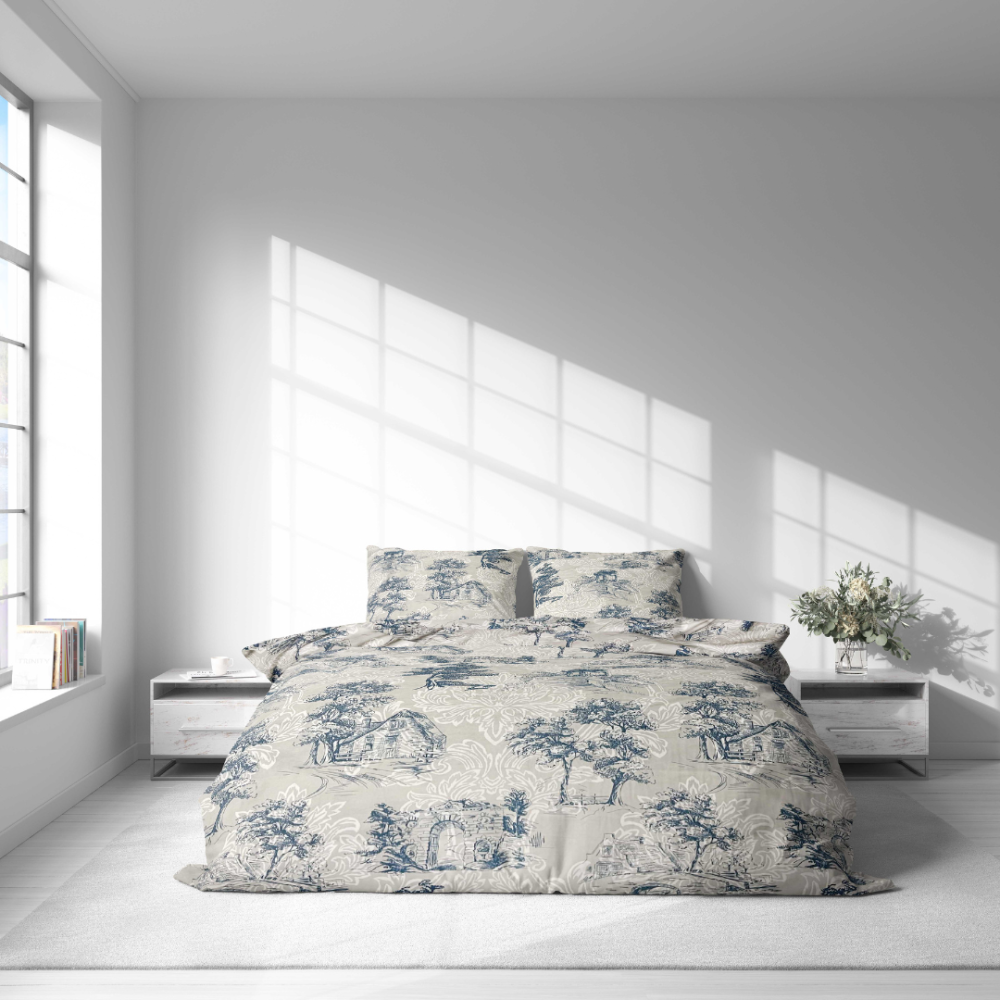 Patalynės komplektas „Toile De Jouy Classic“. Patalynės komplektai 140x200, 140x200 cm, 200x200 cm, 200x220 cm. Komplektą puošia klasikinis „toile“ raštas – tamsiai mėlynų piešinių grupės ant šviesaus fono, išryškinančios architektūrinius ir gamtos elementus.