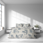 Patalynės komplektas „Toile De Jouy Classic“. Patalynės komplektai 140x200, 140x200 cm, 200x200 cm, 200x220 cm. Komplektą puošia klasikinis „toile“ raštas – tamsiai mėlynų piešinių grupės ant šviesaus fono, išryškinančios architektūrinius ir gamtos elementus.