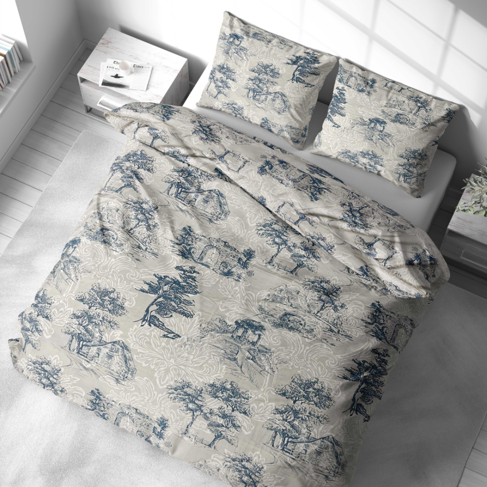 Patalynės komplektas „Toile De Jouy Classic“. Patalynės komplektai 140x200, 140x200 cm, 200x200 cm, 200x220 cm. Dizainą papildo baltos augalinės linijos, kuriose persipina medžių siluetai ir dekoratyvūs sprendimai, suteikiantys raštui lengvumo.