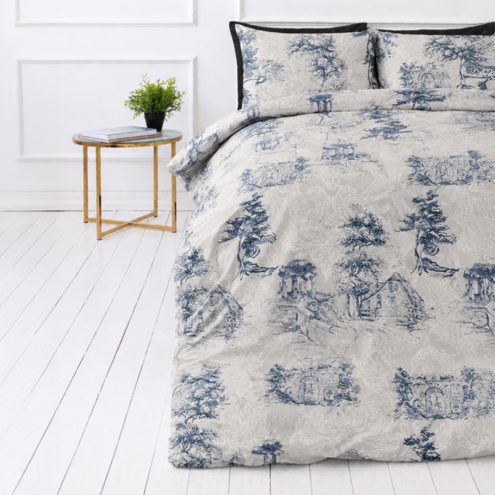 Patalynės komplektas „Toile De Jouy Classic“. Raštuota patalynė, 140x200 cm, 200x200 cm, 200x220 cm. Patalynės komplekto dizainą sudaro šviesus fonas su sodriai mėlynomis kaimo sodybų ir medžių scenomis, užpildytomis subtiliais augaliniais ornamentais. Patalynės komplektas „Toile De Jouy Classic“. Raštuota patalynė, 140x200 cm, 200x200 cm, 200x220 cm. Patalynės komplekto dizainą sudaro šviesus fonas su sodriai mėlynomis kaimo sodybų ir medžių scenomis, užpildytomis subtiliais augaliniais ornamentais.