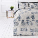Patalynės komplektas „Toile De Jouy Classic“. Raštuota patalynė, 140x200 cm, 200x200 cm, 200x220 cm. Patalynės komplekto dizainą sudaro šviesus fonas su sodriai mėlynomis kaimo sodybų ir medžių scenomis, užpildytomis subtiliais augaliniais ornamentais. Patalynės komplektas „Toile De Jouy Classic“. Raštuota patalynė, 140x200 cm, 200x200 cm, 200x220 cm. Patalynės komplekto dizainą sudaro šviesus fonas su sodriai mėlynomis kaimo sodybų ir medžių scenomis, užpildytomis subtiliais augaliniais ornamentais.