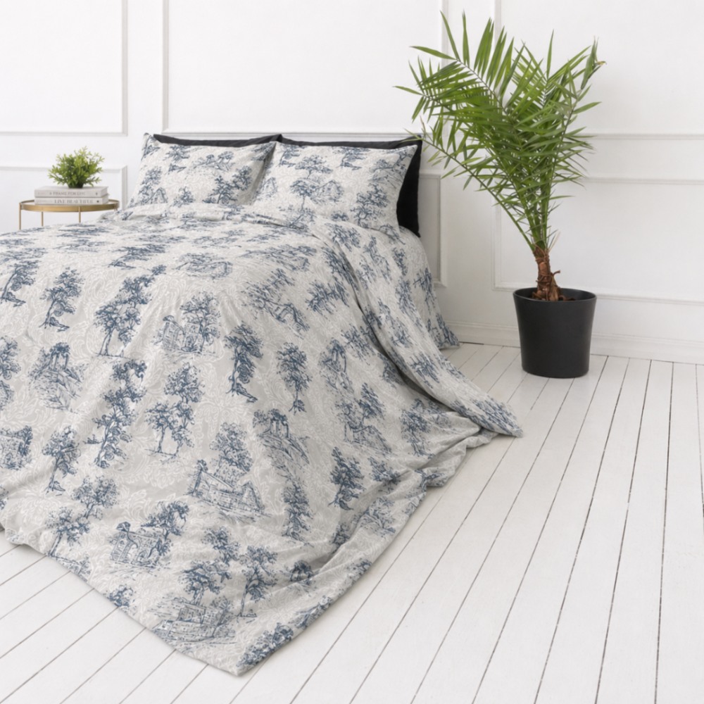 Patalynės komplektas „Toile De Jouy Classic“. Raštuota patalynė, 140x200 cm, 200x200 cm, 200x220 cm. Komplektą puošia klasikinis „toile“ raštas – tamsiai mėlynų piešinių grupės ant šviesaus fono, išryškinančios architektūrinius ir gamtos elementus. Patalynės komplektas „Toile De Jouy Classic“. Raštuota patalynė, 140x200 cm, 200x200 cm, 200x220 cm. Komplektą puošia klasikinis „toile“ raštas – tamsiai mėlynų piešinių grupės ant šviesaus fono, išryškinančios architektūrinius ir gamtos elementus.