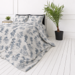 Patalynės komplektas „Toile De Jouy Classic“. Raštuota patalynė, 140x200 cm, 200x200 cm, 200x220 cm. Komplektą puošia klasikinis „toile“ raštas – tamsiai mėlynų piešinių grupės ant šviesaus fono, išryškinančios architektūrinius ir gamtos elementus. Patalynės komplektas „Toile De Jouy Classic“. Raštuota patalynė, 140x200 cm, 200x200 cm, 200x220 cm. Komplektą puošia klasikinis „toile“ raštas – tamsiai mėlynų piešinių grupės ant šviesaus fono, išryškinančios architektūrinius ir gamtos elementus.