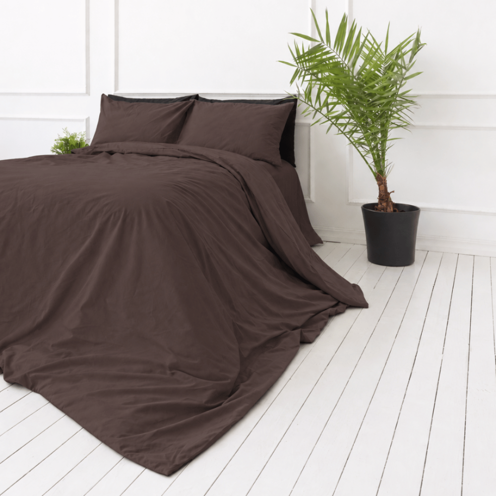 Perkelio patalynės komplektas „Brown Percale“. Patalynės komplektai 150x200, 140x200 cm, 150x200 cm, 160x200 cm, 180x200 cm, 200x200 cm, 200x220 cm, 220x240 cm. Vienspalviai šokolado rudumo pagalvių užvalkalai.