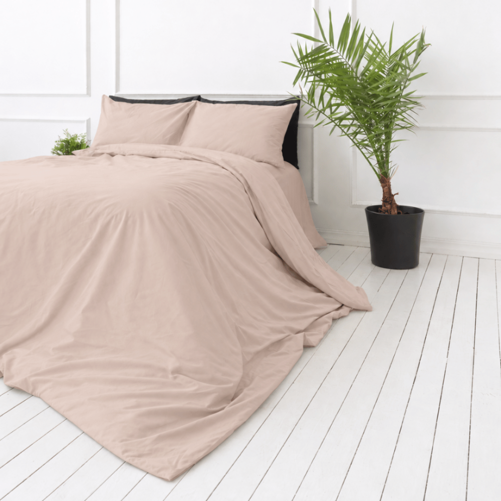 Perkelio patalynės komplektas „Classic Coffee Percale“. Patalynės komplektai 150x200, 140x200 cm, 150x200 cm, 160x200 cm, 180x200 cm, 200x200 cm, 200x220 cm, 220x240 cm. Šviesiai smėlinis antklodės užvalkalas su subtiliu rausvu pustoniu.