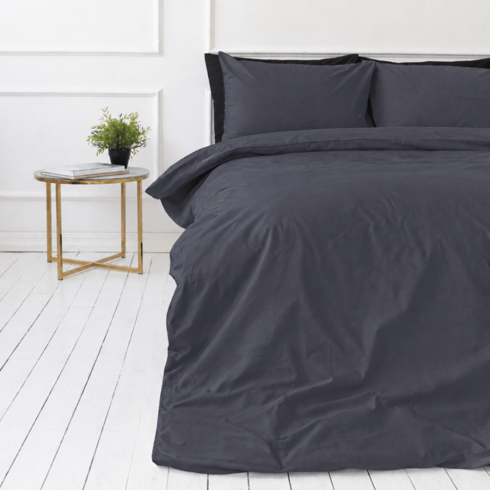 Perkelio patalynės komplektas „Dark Grey Percale“. Patalynės komplektai 150x200, 140x200 cm, 150x200 cm, 160x200 cm, 180x200 cm, 200x200 cm, 200x220 cm, 220x240 cm. Grafito pilkumo patalynė su subtiliu melsvu pustoniu. Perkelio patalynės komplektas „Dark Grey Percale“. Patalynės komplektai 150x200, 140x200 cm, 150x200 cm, 160x200 cm, 180x200 cm, 200x200 cm, 200x220 cm, 220x240 cm. Grafito pilkumo patalynė su subtiliu melsvu pustoniu.
