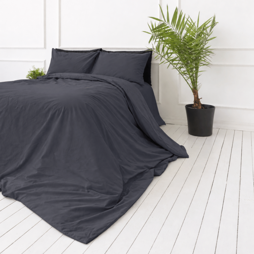 Perkelio patalynės komplektas „Dark Grey Percale“. Patalynės komplektai 150x200, 140x200 cm, 150x200 cm, 160x200 cm, 180x200 cm, 200x200 cm, 200x220 cm, 220x240 cm. Tamsiai pilkas antklodės užvalkalas be dekoratyvinių motyvų. Perkelio patalynės komplektas „Dark Grey Percale“. Patalynės komplektai 150x200, 140x200 cm, 150x200 cm, 160x200 cm, 180x200 cm, 200x200 cm, 200x220 cm, 220x240 cm. Tamsiai pilkas antklodės užvalkalas be dekoratyvinių motyvų.