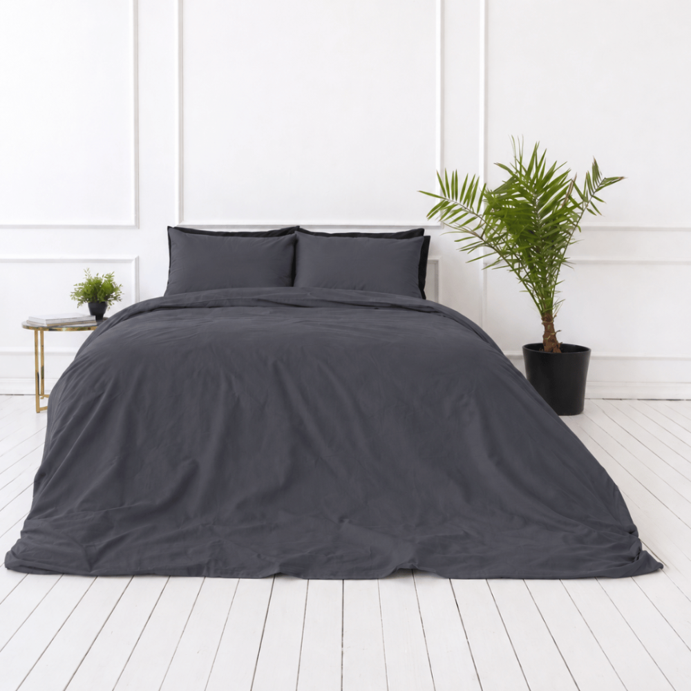Perkelio patalynės komplektas „Dark Grey Percale“. Patalynės komplektai 150x200, 140x200 cm, 150x200 cm, 160x200 cm, 180x200 cm, 200x200 cm, 200x220 cm, 220x240 cm. Vienspalviai antracito pilkumo pagalvių užvalkalai. Perkelio patalynės komplektas „Dark Grey Percale“. Patalynės komplektai 150x200, 140x200 cm, 150x200 cm, 160x200 cm, 180x200 cm, 200x200 cm, 200x220 cm, 220x240 cm. Vienspalviai antracito pilkumo pagalvių užvalkalai.