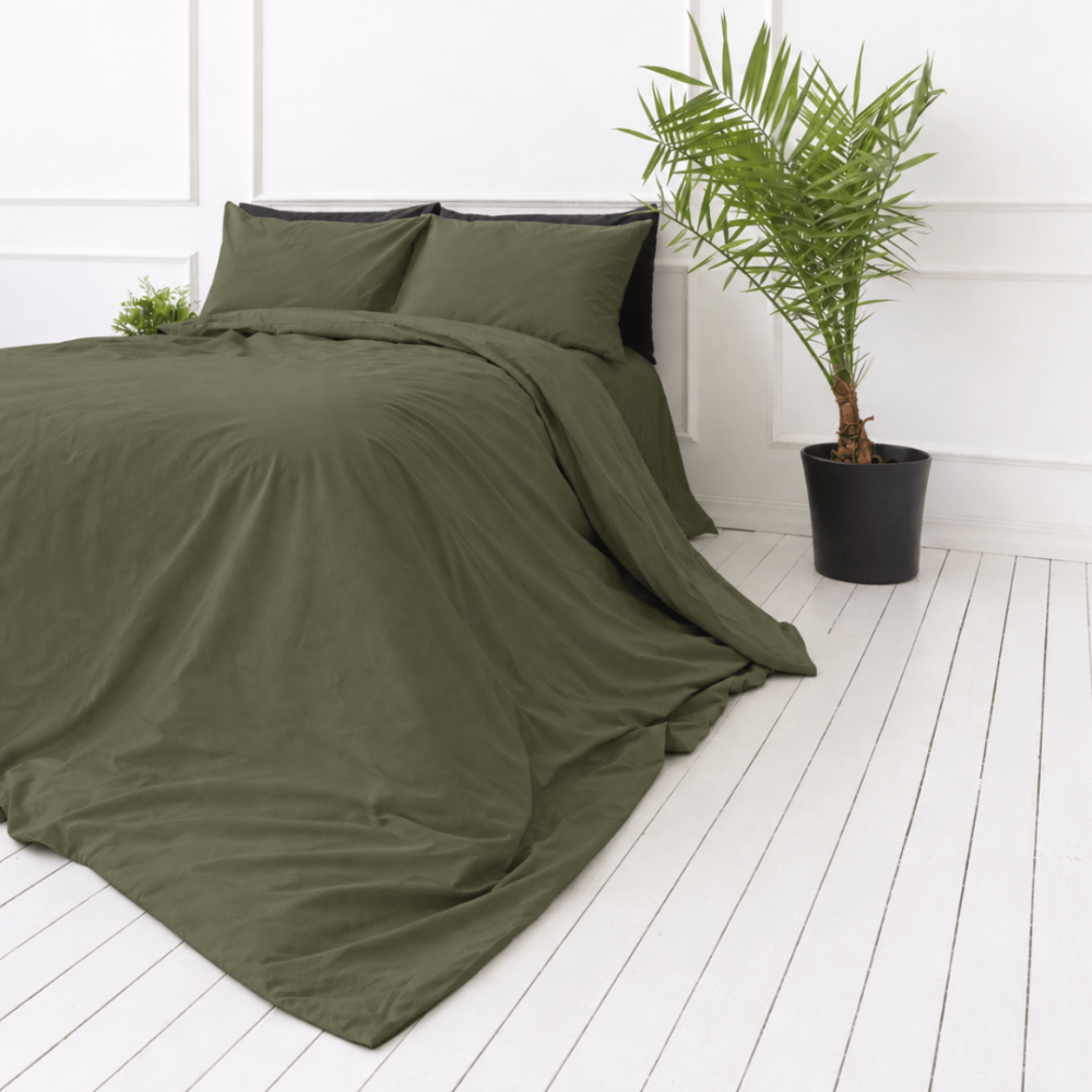 Perkelio patalynės komplektas „Moss Green Percale“. Patalynės komplektai 150x200, 140x200 cm, 150x200 cm, 160x200 cm, 180x200 cm, 200x200 cm, 200x220 cm, 220x240 cm. Alyvuogių žalios spalvos antklodės užvalkalas be dekoratyvinių motyvų.