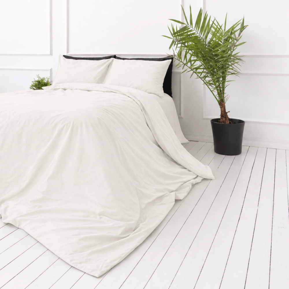 Perkelio patalynės komplektas „Snow White Percale“. Patalynės komplektai 150x200, 140x200 cm, 150x200 cm, 160x200 cm, 180x200 cm, 200x200 cm, 200x220 cm, 220x240 cm. Kreminės baltos spalvos antklodės užvalkalas be dekoratyvinių motyvų.