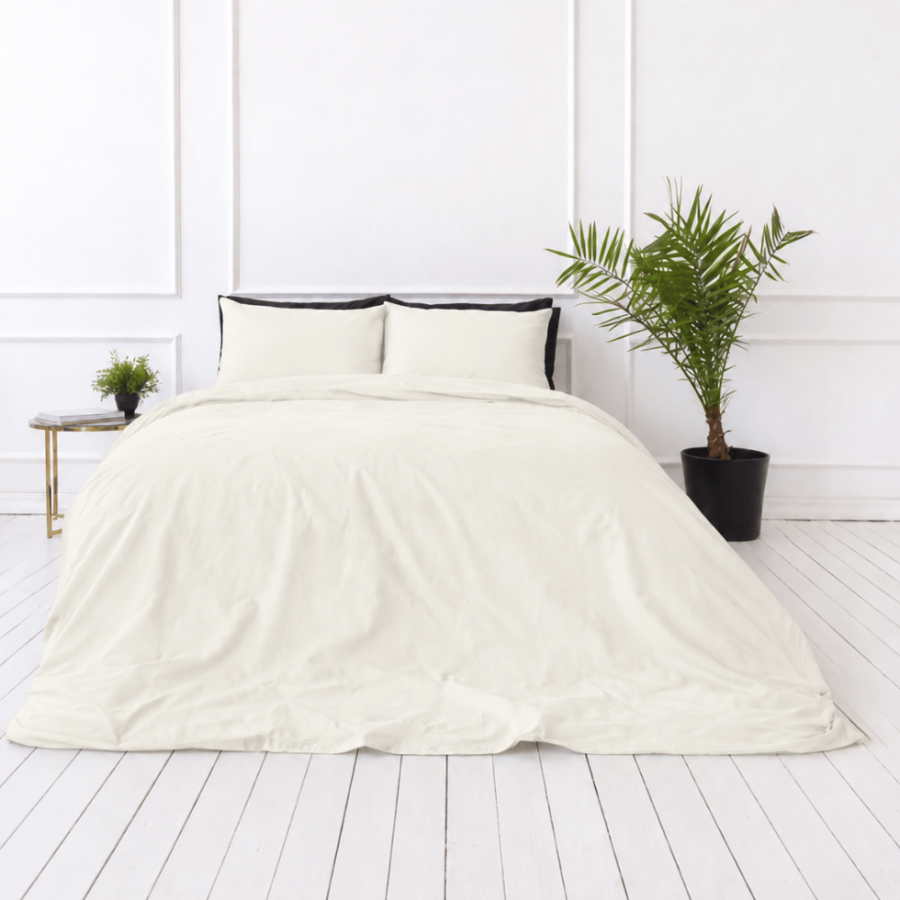 Perkelio patalynės komplektas „Snow White Percale“. Patalynės komplektai 150x200, 140x200 cm, 150x200 cm, 160x200 cm, 180x200 cm, 200x200 cm, 200x220 cm, 220x240 cm. Vienspalviai dramblio kaulo atspalvio pagalvių užvalkalai.
