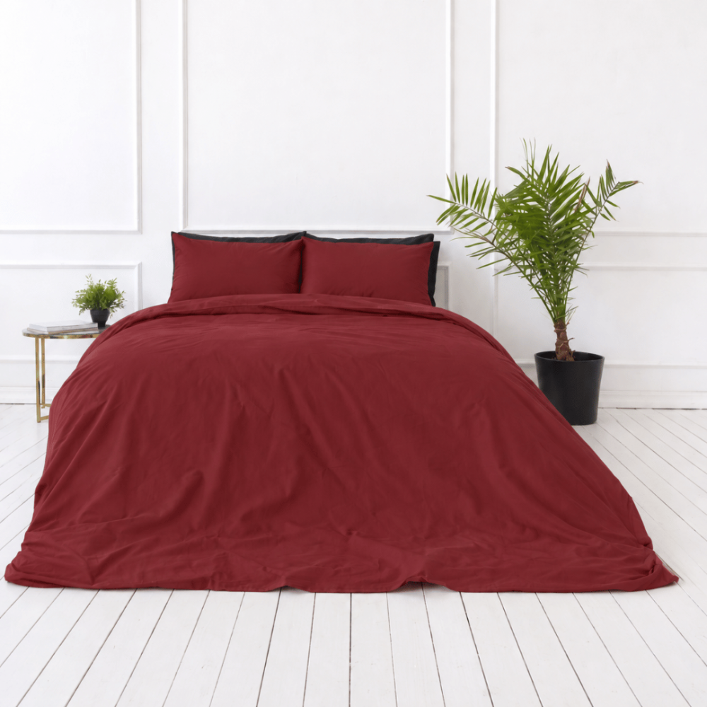 Perkelio patalynės komplektas „Sun-dried Tomato Percale“. Patalynės komplektai 150x200, 140x200 cm, 150x200 cm, 160x200 cm, 180x200 cm, 200x200 cm, 200x220 cm, 220x240 cm. Vienspalviai tamsiai raudoni pagalvių užvalkalai. Perkelio patalynės komplektas „Sun-dried Tomato Percale“. Patalynės komplektai 150x200, 140x200 cm, 150x200 cm, 160x200 cm, 180x200 cm, 200x200 cm, 200x220 cm, 220x240 cm. Vienspalviai tamsiai raudoni pagalvių užvalkalai.