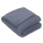Pledas „Blue Shadow fleece blanket“. Pledai, 200x220 cm. Melsvas minkštas pledas su reljefinėmis juostomis, tvarkingai sulankstytas ant balto fono