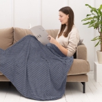 Pledas „Blue Shadow fleece blanket“. Pledai, 200x220 cm. Švelnus ir jaukus melsvas pledas, puoštas horizontaliomis reljefinėmis linijomis