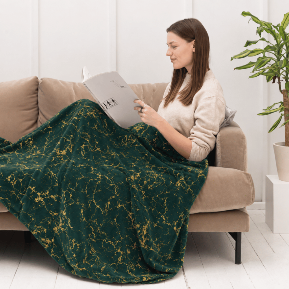 Pledas „Gilded Green fleece blanket“. Pledai, 200x220 cm. Sodriai žalias pledas dekoruotas netaisyklingomis aukso spalvos marmuro linijomis. Pledas „Gilded Green fleece blanket“. Pledai, 200x220 cm. Sodriai žalias pledas dekoruotas netaisyklingomis aukso spalvos marmuro linijomis.