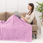 Pledas „Marshmallow Lily fleece blanket“. Pledai, 200x220 cm. Minkštas dryžuotas pledas rausvai violetinės spalvos, skirtas jaukiam poilsiui