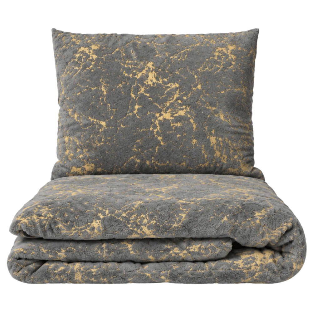 Pliušo patalynė „Minky Gilded Grey“. Pliušo patalynė, 200x220 cm. Pilkas patalynės komplektas su išraiškingu auksiniu marmuriniu gyslų raštu. Pliušo patalynė „Minky Gilded Grey“. Pliušo patalynė, 200x220 cm. Pilkas patalynės komplektas su išraiškingu auksiniu marmuriniu gyslų raštu.