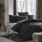 Premium satino patalynės komplektas „Bailey Black“. Satino patalynė, 140x200 cm, 200x200 cm, 200x220 cm. Juodos spalvos patalynės komplektas su elegantišku ornamento raštu, kad miegamasis atrodytų rafinuotai ir stilingai.