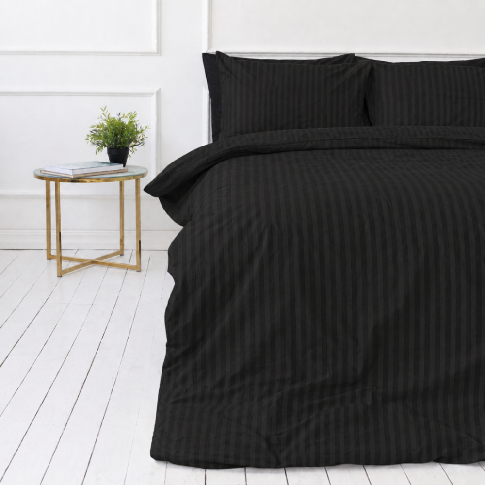 Premium satino patalynės komplektas „Black Stripe Sateen“. Raštuota patalynė, 140x200 cm, 200x200 cm. Medvilninis komplektas juodos spalvos su subtiliomis juostelėmis. Premium satino patalynės komplektas „Black Stripe Sateen“. Raštuota patalynė, 140x200 cm, 200x200 cm. Medvilninis komplektas juodos spalvos su subtiliomis juostelėmis.