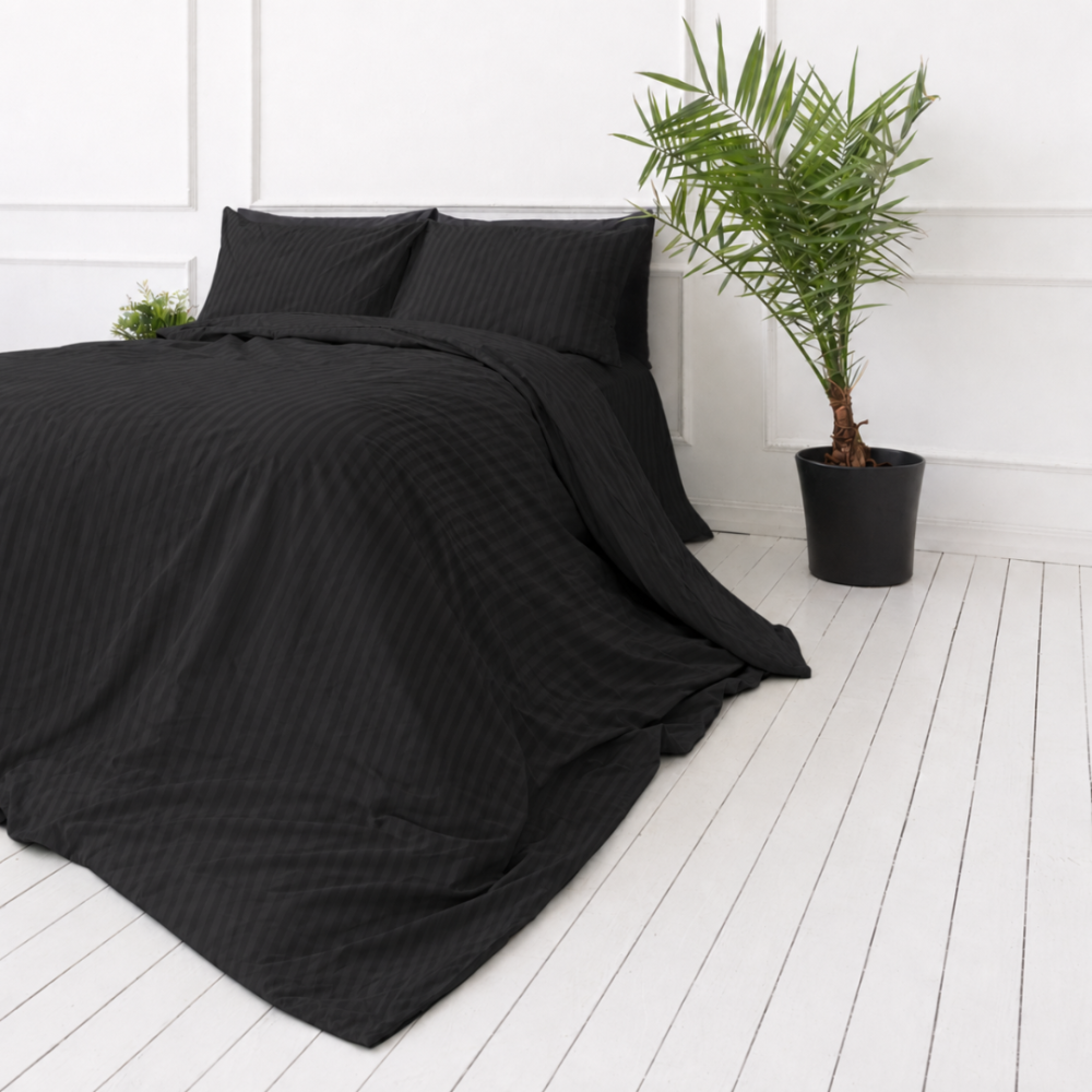 Premium satino patalynės komplektas „Black Stripe Sateen“. Raštuota patalynė, 140x200 cm, 200x200 cm. Elegantiškas dryžuotas dizainas sodrios juodos spalvos patalynėje. Premium satino patalynės komplektas „Black Stripe Sateen“. Raštuota patalynė, 140x200 cm, 200x200 cm. Elegantiškas dryžuotas dizainas sodrios juodos spalvos patalynėje.