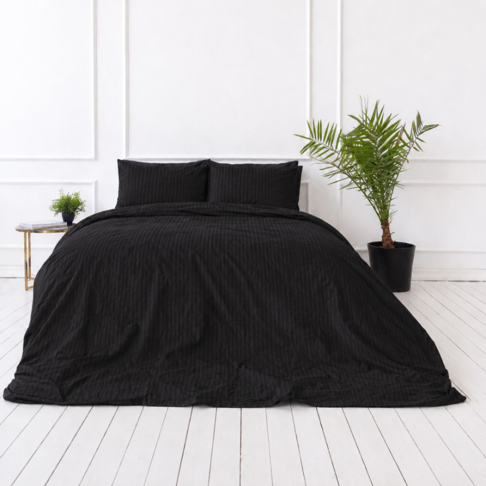 Premium satino patalynės komplektas „Black Stripe Sateen“. Raštuota patalynė, 140x200 cm, 200x200 cm. Klasikinė juoda patalynė su plonais vertikaliais dryžiais. Premium satino patalynės komplektas „Black Stripe Sateen“. Raštuota patalynė, 140x200 cm, 200x200 cm. Klasikinė juoda patalynė su plonais vertikaliais dryžiais.