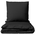 Premium satino patalynės komplektas „Black Stripe Satin“. Satino patalynė, 140x200 cm, 200x200 cm. Juodas patalynės komplektas su siaurais ton-on-ton dryžiais.