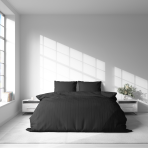 Premium satino patalynės komplektas „Black Stripe Satin“. Satino patalynė, 140x200 cm, 200x200 cm. Medvilninis komplektas juodos spalvos su subtiliomis juostelėmis.