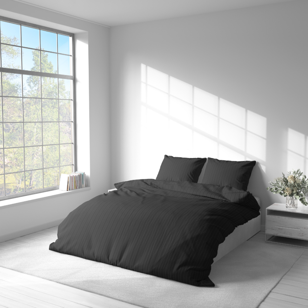 Premium satino patalynės komplektas „Black Stripe Satin“. Satino patalynė, 140x200 cm, 200x200 cm. Elegantiškas dryžuotas dizainas sodrios juodos spalvos patalynėje.