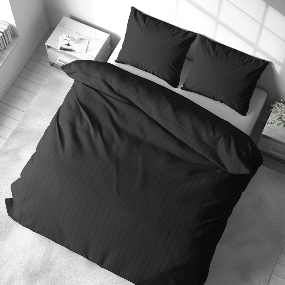Premium satino patalynės komplektas „Black Stripe Satin“. Satino patalynė, 140x200 cm, 200x200 cm. Klasikinė juoda patalynė su plonais vertikaliais dryžiais.
