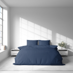 Premium satino patalynės komplektas „Blue Stripe Satin“. Satino patalynė, 140x200 cm, 200x200 cm. Šiuolaikiškas dryžuotas dizainas gilioje mėlynoje patalynėje.