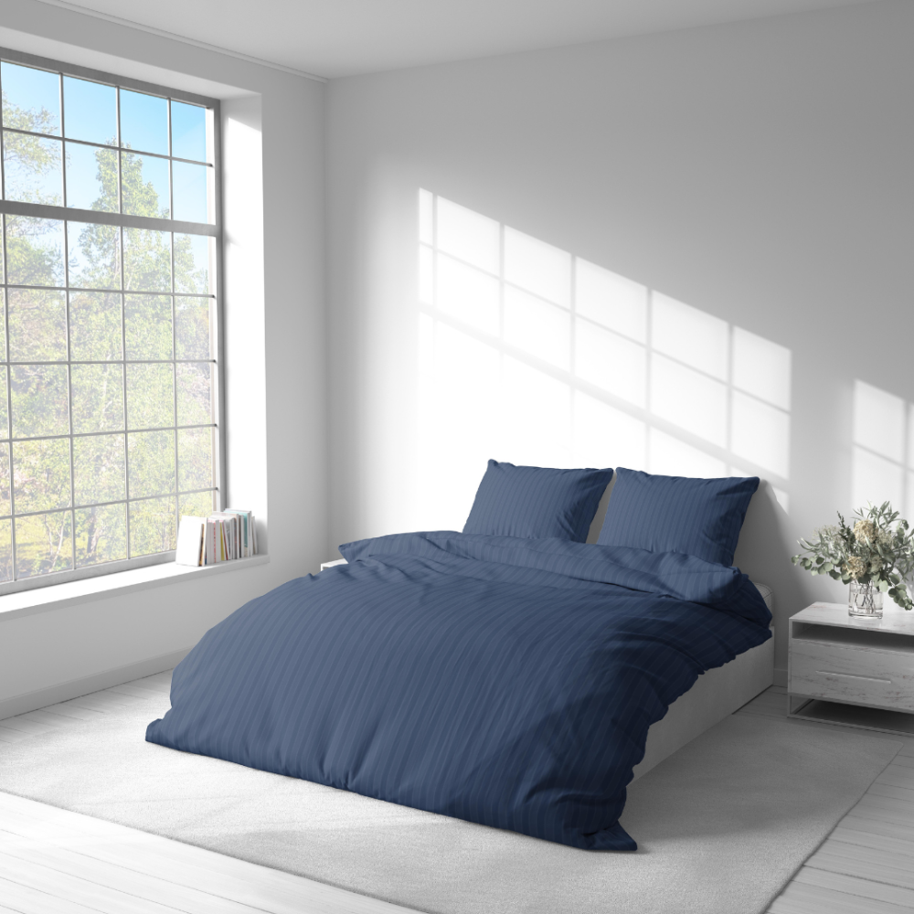 Premium satino patalynės komplektas „Blue Stripe Satin“. Satino patalynė, 140x200 cm, 200x200 cm. Medvilninis komplektas tamsiai mėlynos spalvos su siaurais dryžiais.