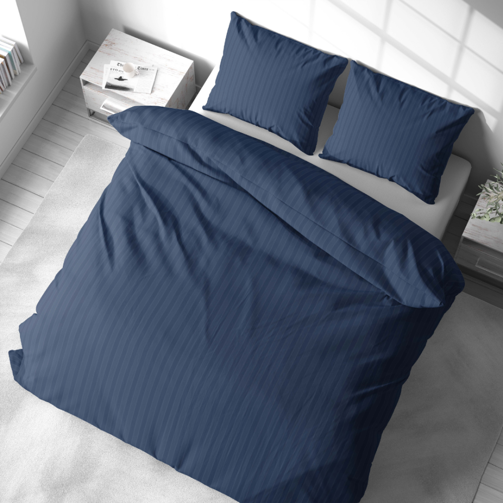 Premium satino patalynės komplektas „Blue Stripe Satin“. Satino patalynė, 140x200 cm, 200x200 cm. Prabangus dryžuotas patalynės komplektas intensyvios mėlynos spalvos.