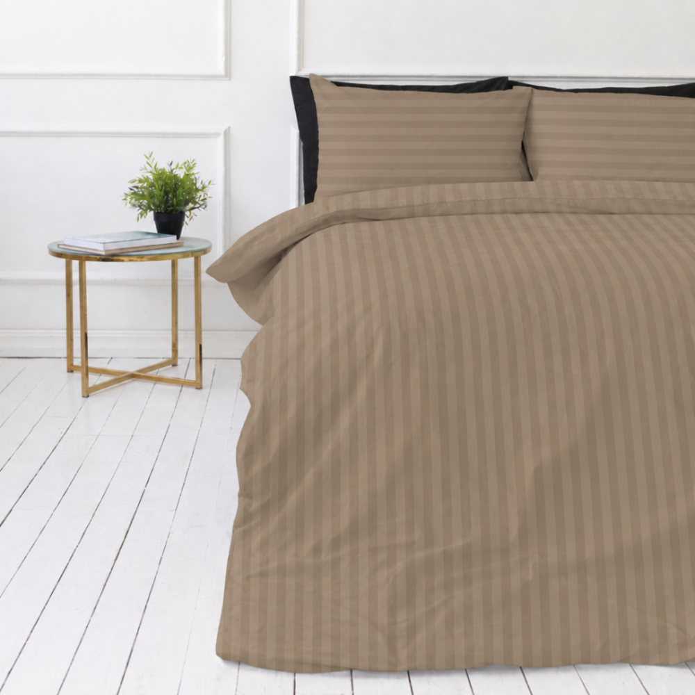 Premium satino patalynės komplektas „Brandy Stripe Sateen“. Patalynės komplektai 150x200, 140x200 cm, 150x200 cm, 160x200 cm, 180x200 cm, 200x200 cm, 200x220 cm, 220x240 cm. Tamsiai smėlinio rudo atspalvio patalynės komplektas su juostelėmis