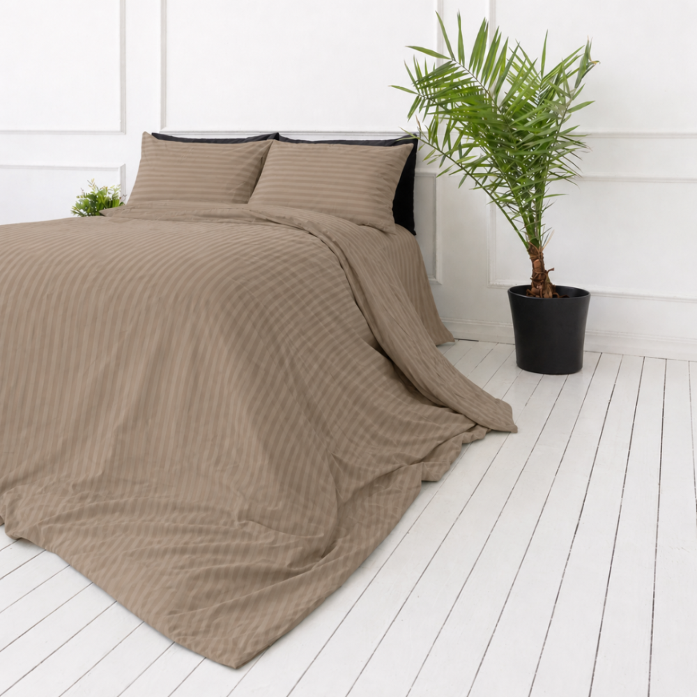 Premium satino patalynės komplektas „Brandy Stripe Sateen“. Patalynės komplektai 150x200, 140x200 cm, 150x200 cm, 160x200 cm, 180x200 cm, 200x200 cm, 200x220 cm, 220x240 cm. Šiltai rudas patalynės komplektas su elegantišku dryžuotu paviršiumi