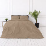Premium satino patalynės komplektas „Brandy Stripe Sateen“. Patalynės komplektai 150x200, 140x200 cm, 150x200 cm, 160x200 cm, 180x200 cm, 200x200 cm, 200x220 cm, 220x240 cm. Rudas patalynės komplektas su švelniu tonuotu dryžių efektu