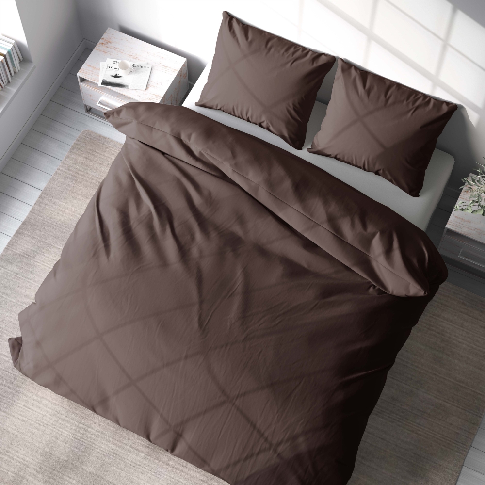 Premium satino patalynės komplektas „Brown“. Satino patalynė, 140x200 cm, 200x200 cm, 200x220 cm. Prabangus rudos spalvos patalynės komplektas, idealiai tinkantis rafinuotam ir šiltam miegamojo įvaizdžiui sukurti.