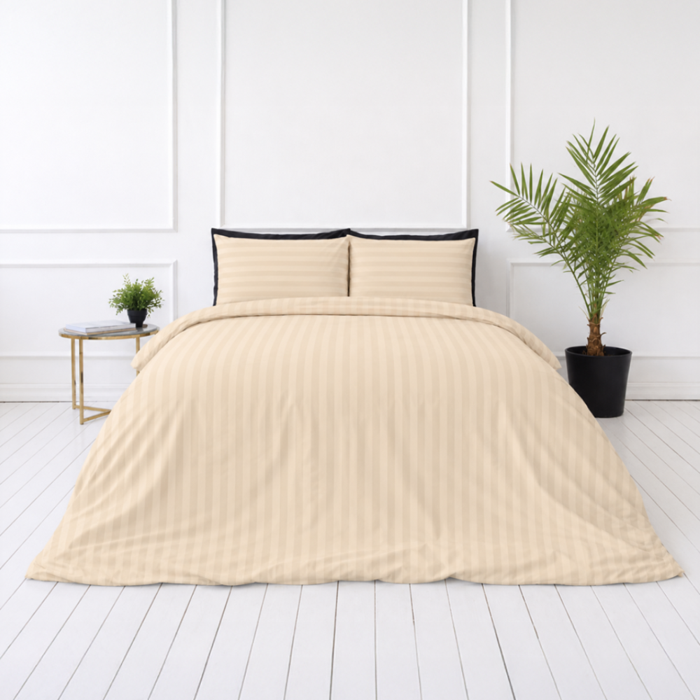 Premium satino patalynės komplektas „Champagne Stripe Sateen“. Patalynės komplektai 150x200, 140x200 cm, 150x200 cm, 160x200 cm, 180x200 cm, 200x200 cm, 200x220 cm, 220x240 cm. Šviesus kreminis patalynės komplektas su subtiliu juostų raštu