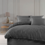Premium satino patalynės komplektas „Dark Grey satin“. Satino patalynė, 140x200 cm, 200x200 cm, 200x220 cm. Tamsiai pilkas patalynės komplektas, pasižymintis elegantišku ir raminančiu dizainu, kuris dera prie įvairių miegamojo stilių.