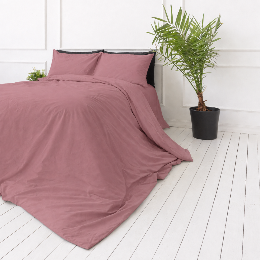 Premium satino patalynės komplektas „Grape sateen“. Patalynės komplektai 150x200, 140x200 cm, 150x200 cm, 160x200 cm, 180x200 cm, 200x200 cm, 200x220 cm, 220x240 cm. Vienspalvis rausvo atspalvio patalynės komplektas su švelniu dizainu